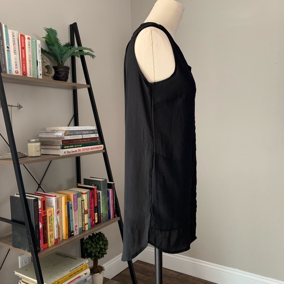 Black Woven Sleeveless Tunic - Picture 5 of 5